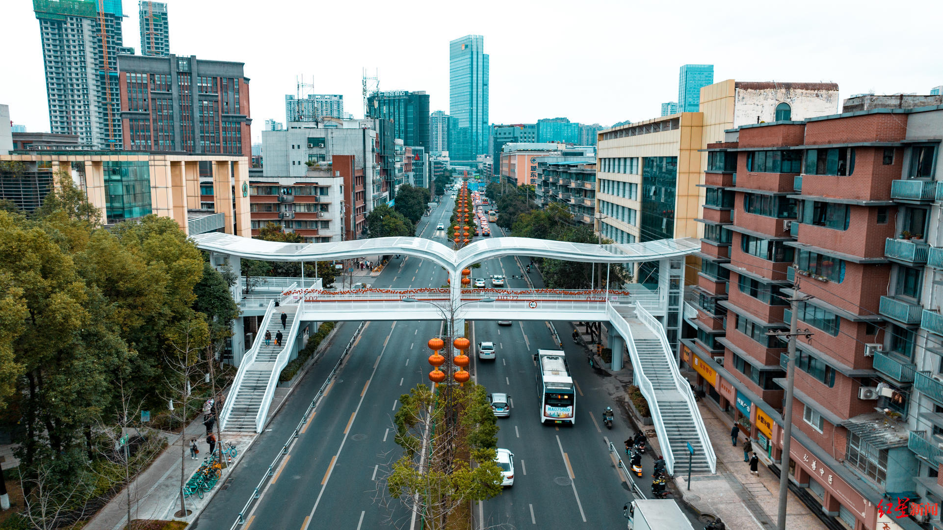 既有颜又方便成都这两座人行天桥焕新颜向大众开放