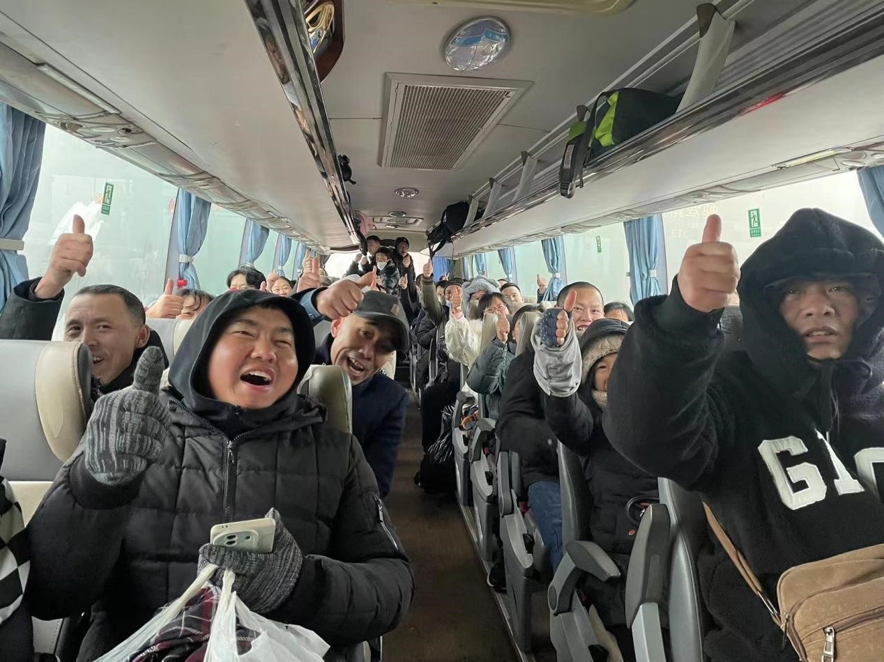 湖北冰冻雨雪遇上"春运":这位文旅局副局长高速旁煮面送滞留旅客