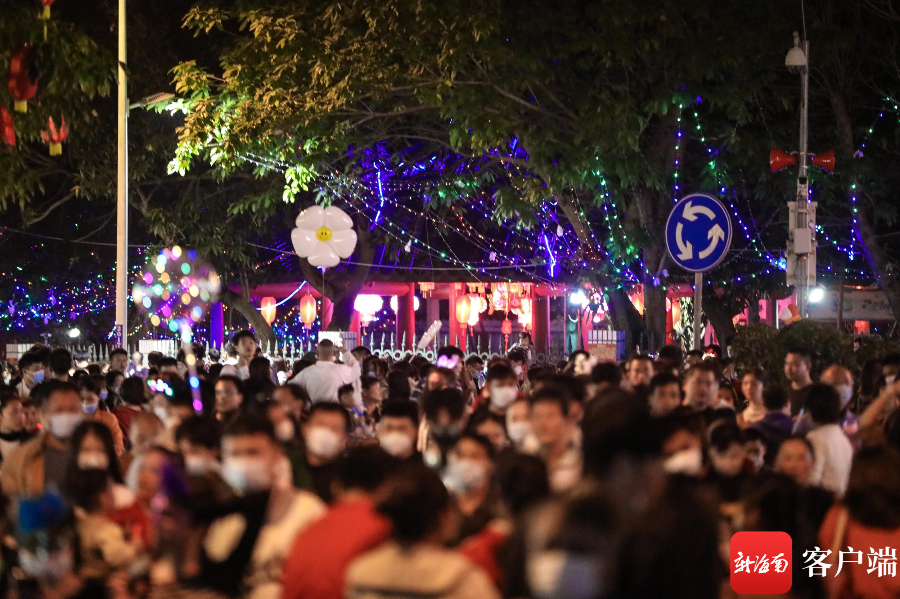 资料图:灯光璀璨的海口府城元宵夜.记者 姚皓 摄