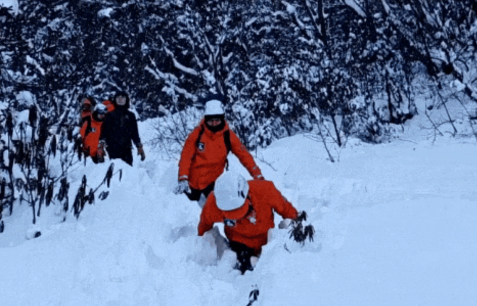 零下27℃！云南迪庆2名游客被困4800米雪山，消防两天一夜极限救援