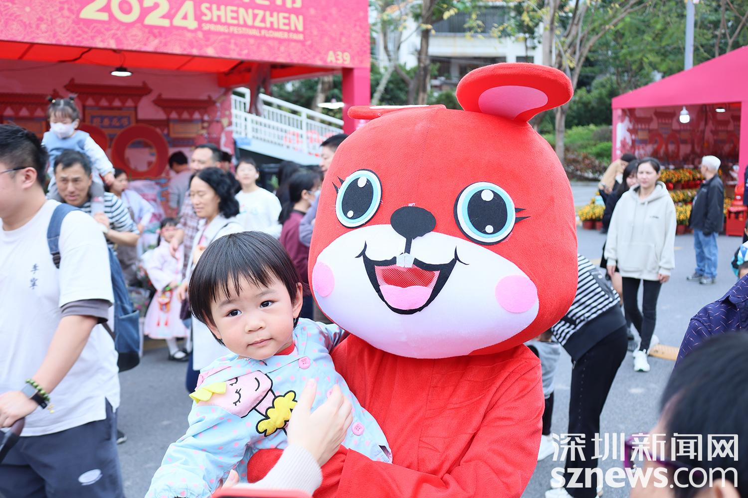 左手拿着最爱的棒棒糖,右手比耶,一起做