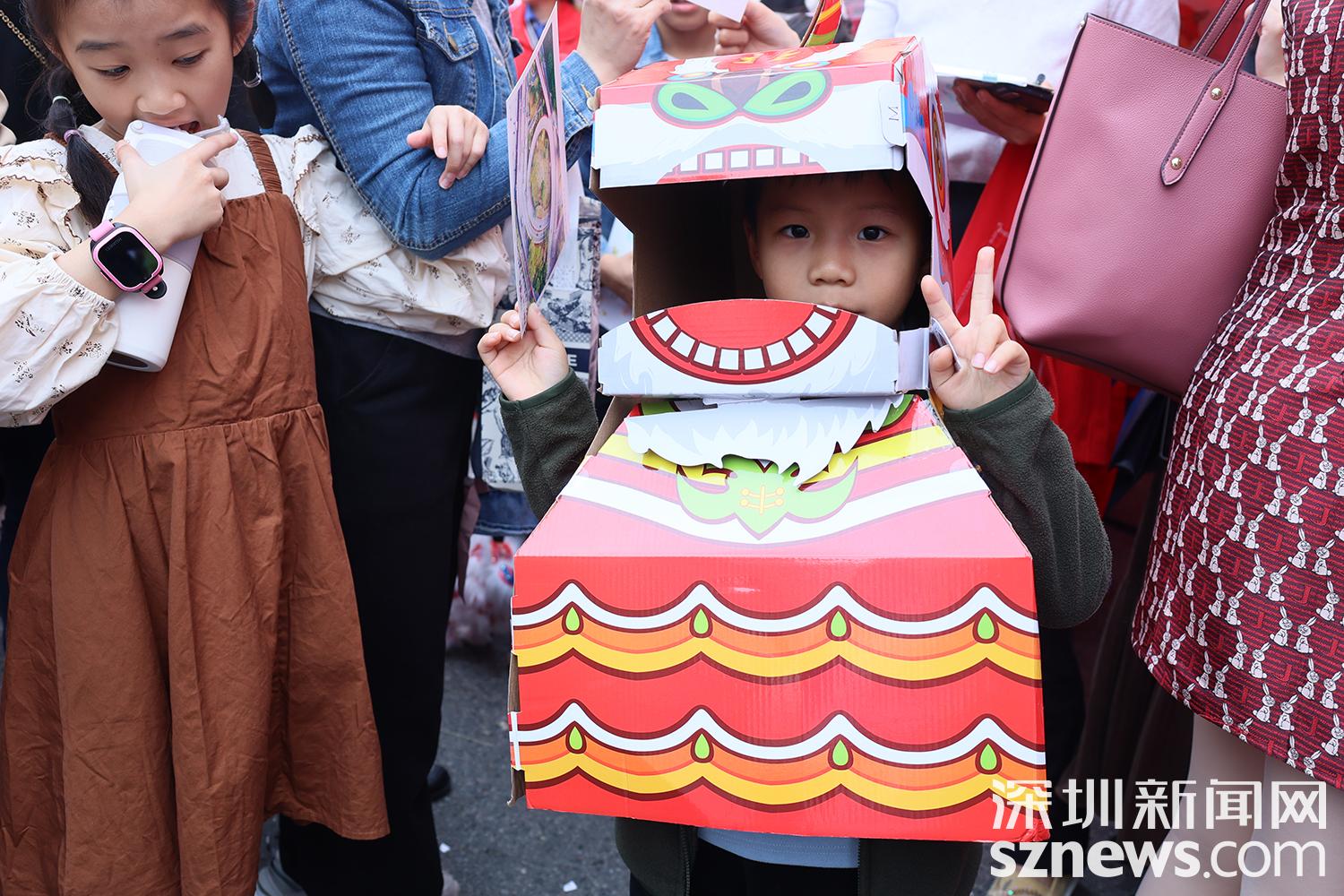 左手拿着最爱的棒棒糖,右手比耶,一起做花市最拉风的崽崽.