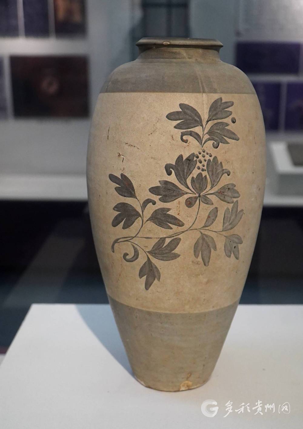 宋·白底黑牡丹纹梅瓶