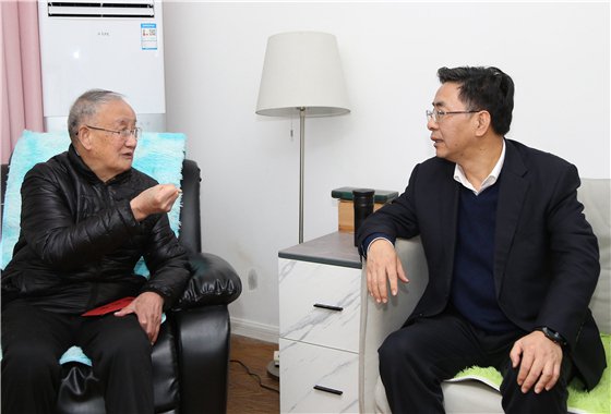 中国商飞党委领导春节前夕慰问离退休干部和一线职工|春节_新浪财经