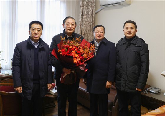 贺东风看望慰问老干部吴兴世