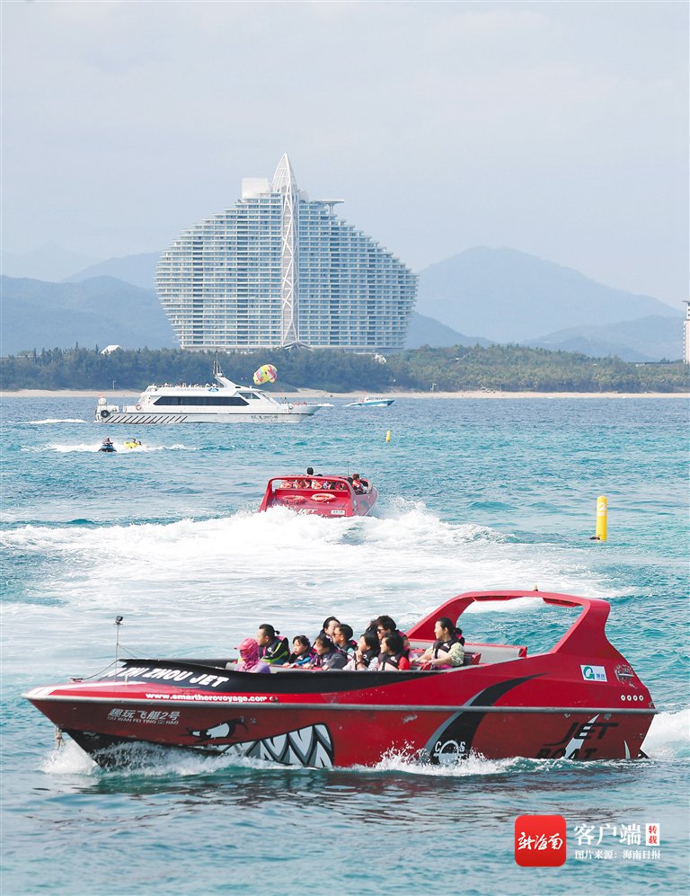 2月4日，在三亚市蜈支洲岛旅游区，游客体验动感飞艇项目。 新华社记者 赵颖全 摄