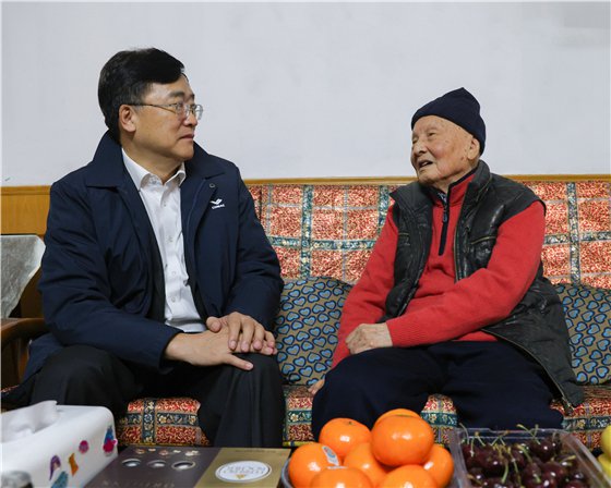 中国商飞党委领导春节前夕慰问离退休干部和一线职工
