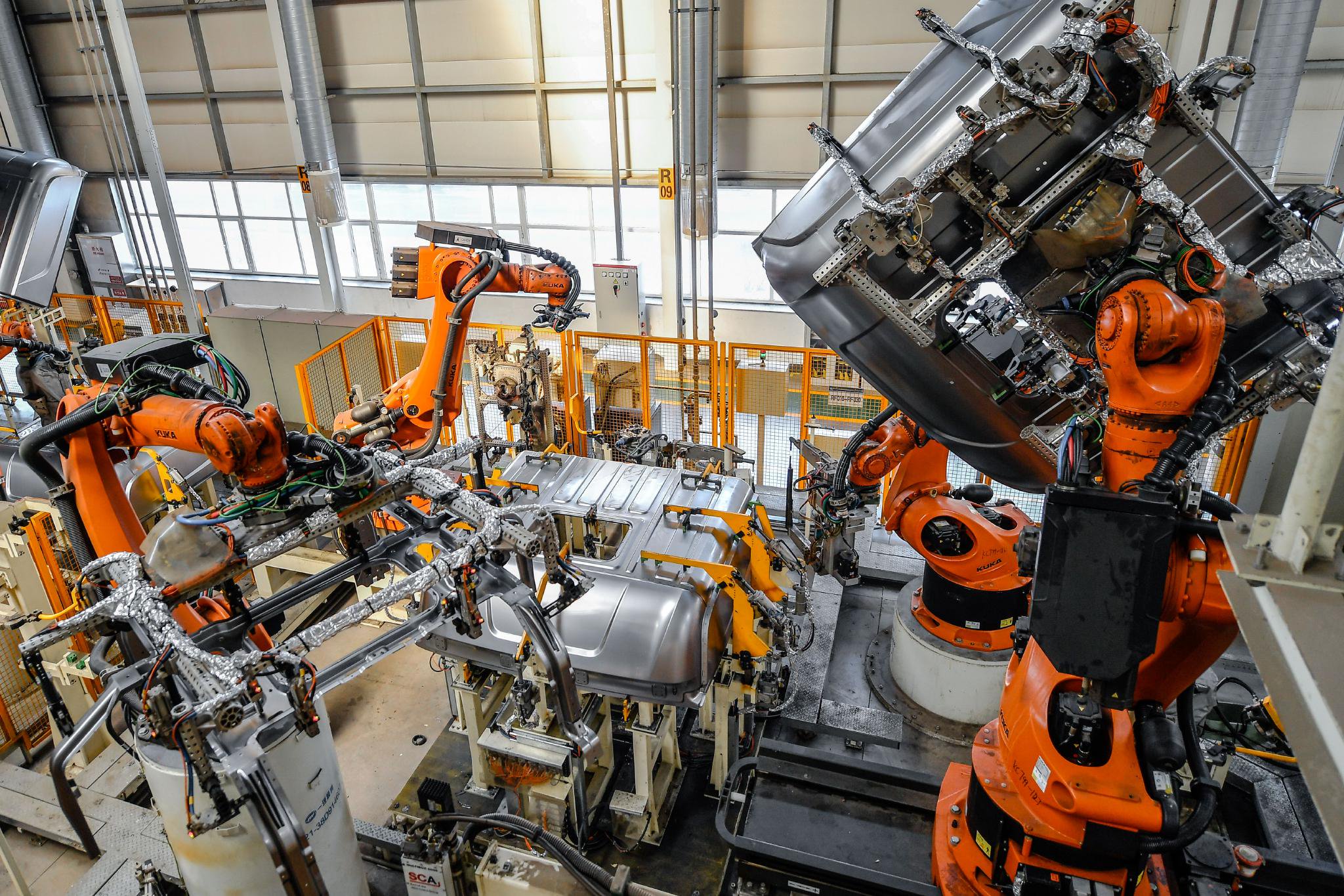 2月7日,在位于吉林长春的一汽解放汽车有限公司卡车厂焊装车间内,流水