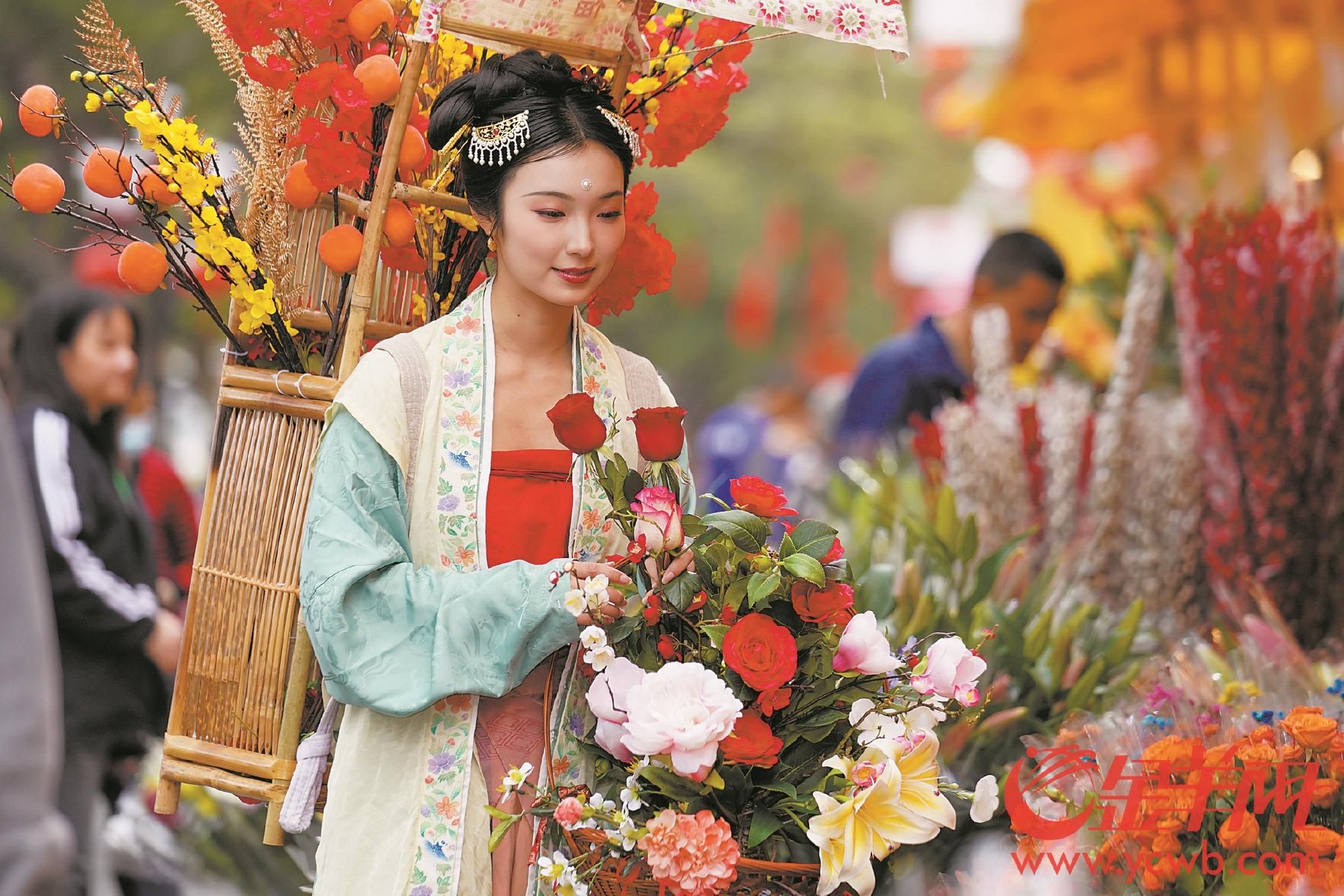 【网络中国节·春节】海珠迎春花市开放,410个摊位火热揽客 花街江景