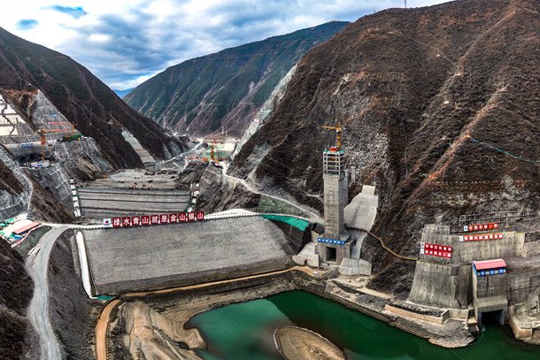 图为金川水电站工程施工
