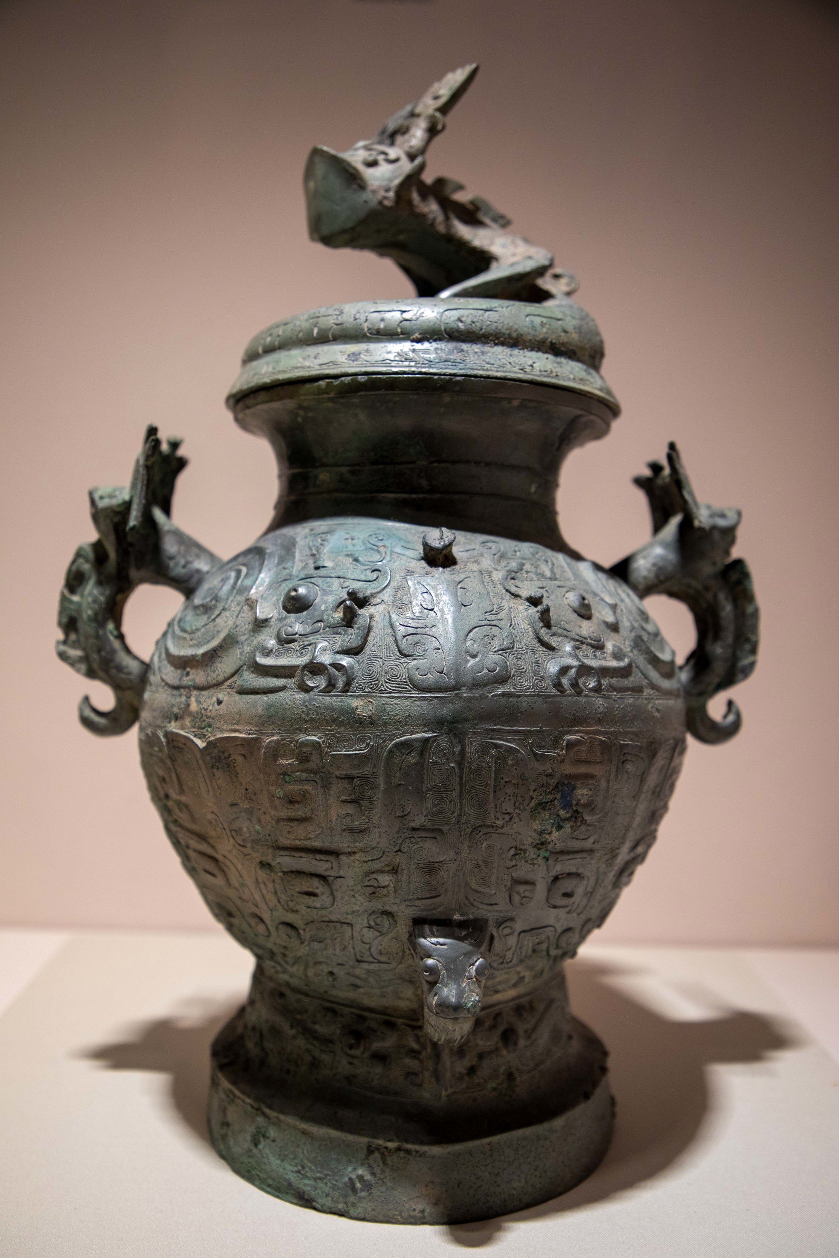 四川博物院"龙行中华—2024年春节贺岁特展"展出的蟠龙盖兽面纹铜罍