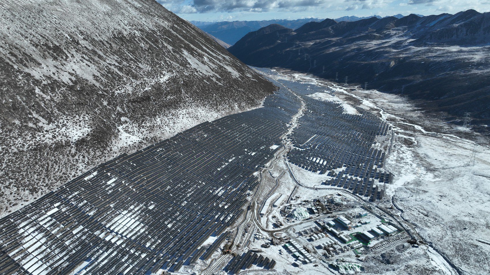 航拍华电四川公司在金川县投资建设的嘎斯都"光伏 n"项目一期20万千瓦