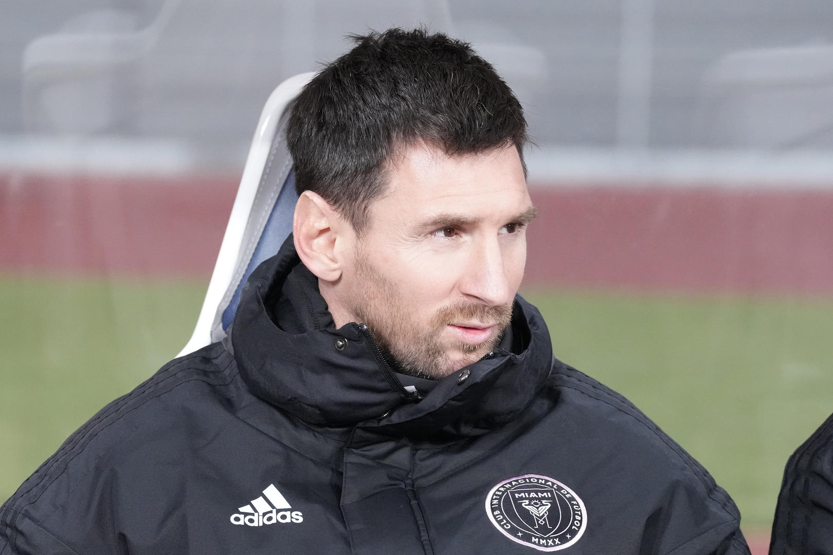 神户胜利船VS迈阿密国际的友谊赛开始后，坐在替补席上的梅西 图据视觉中国