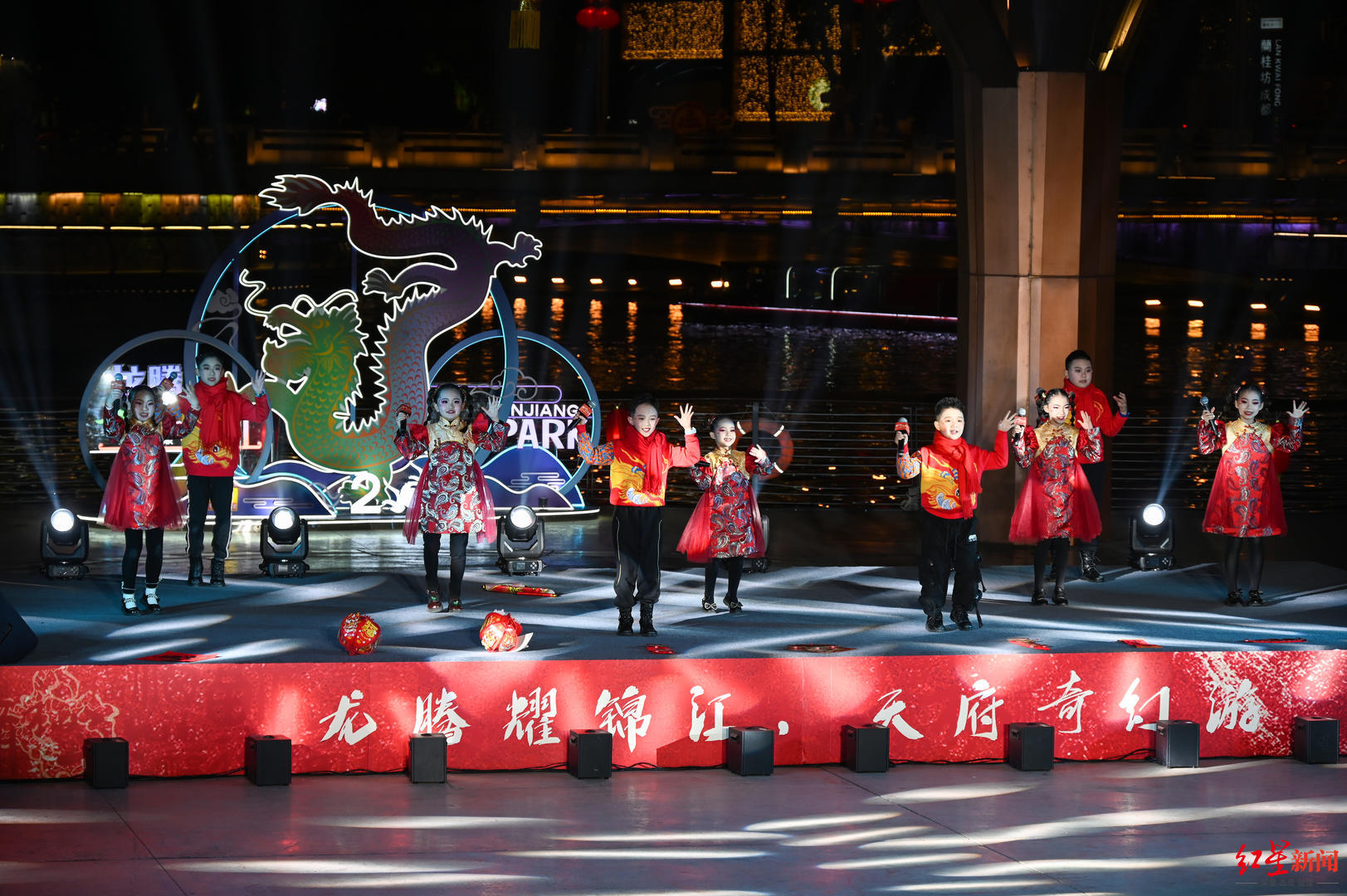 ▲“夜游锦江”新航线首发仪式暨新春歌会在音乐广场举行