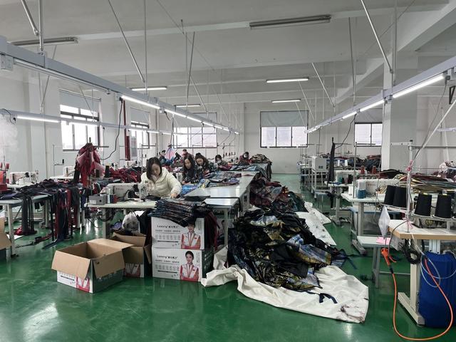 张明强的服装厂正在生产马面裙成衣,刘畅 摄