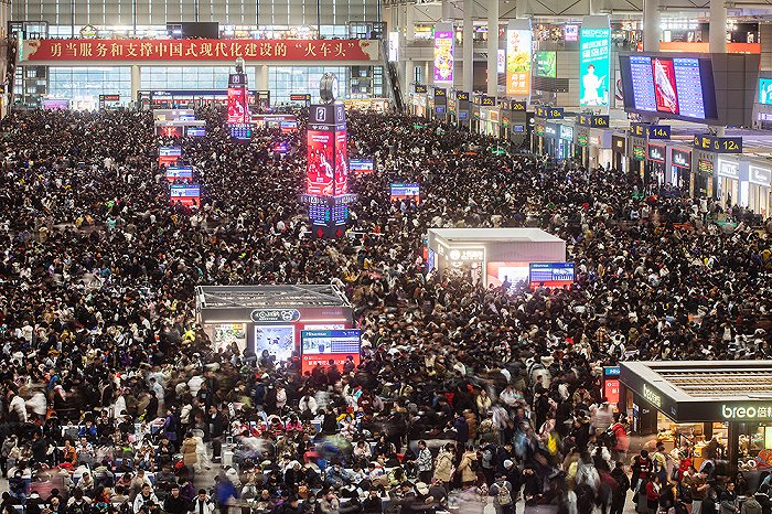 2月4日,上海,虹桥火车站候车室内人山人海,其中有部分滞留旅客.