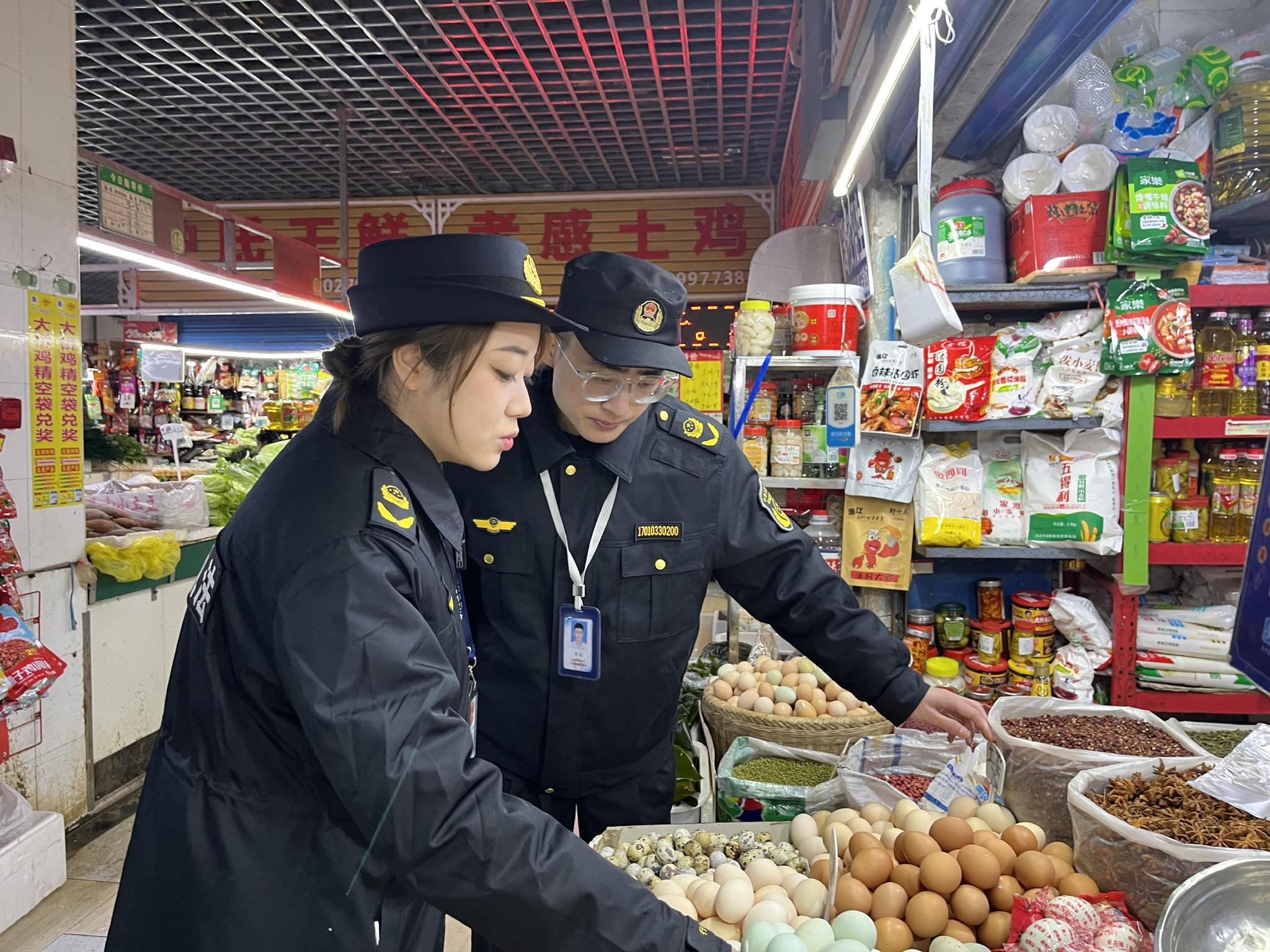 吴采平/摄随后,硚口区市场监管局执法人员走进梅园宾馆主题自助餐厅