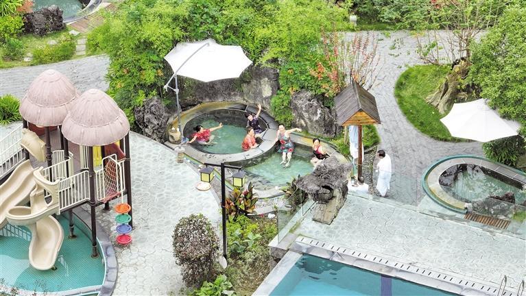 剑河温泉.万文杰 摄←百里杜鹃花舍锶锂温泉.