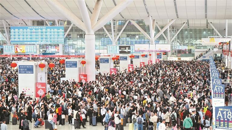 2月6日,深圳北站候车大厅内,旅客有序排队验票准备登车.