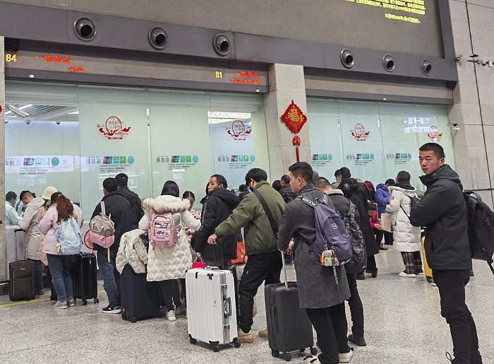 【图集】武汉滞留列车基本恢复正常,各地高铁站迎节前发送高峰|列车