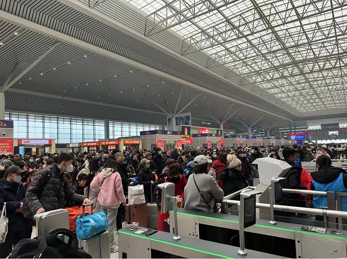 今天中午,郑州东站候车大厅内也挤满了人;图片来源:乘客供图