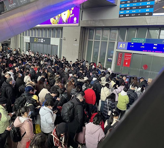 2月7日当天11点多,杭州东站外大量乘客排队进站. 图片来源:乘客供图