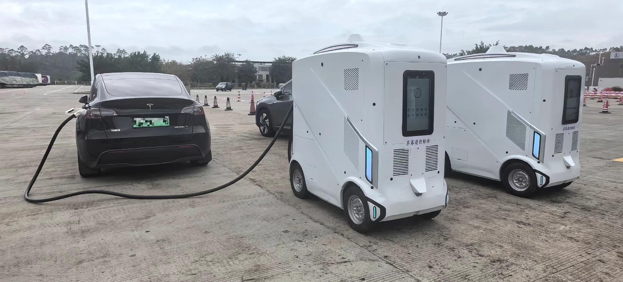 "移动充电机器人"服务春运期间新能源汽车顺畅通行