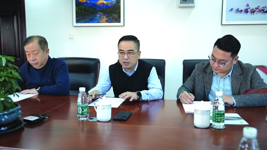 刘鹏飞(中)和郭祥(左)交流春节工作安排