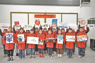 东华完小学生代表展示为海军益阳舰官兵绘制的画作.蒋 艳摄
