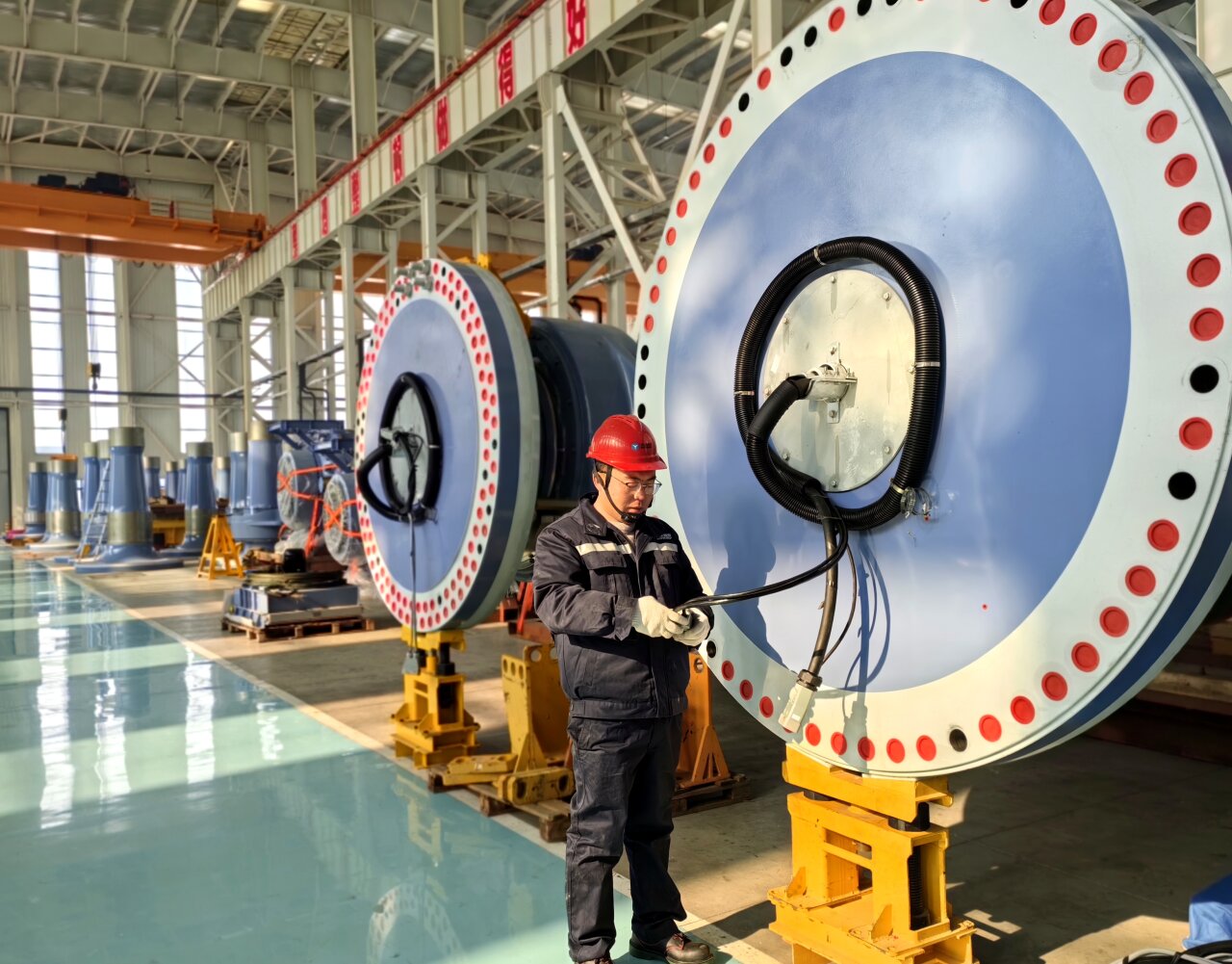 冀南新区河北运达风电设备有限公司生产车间,工人忙着装配风电机组