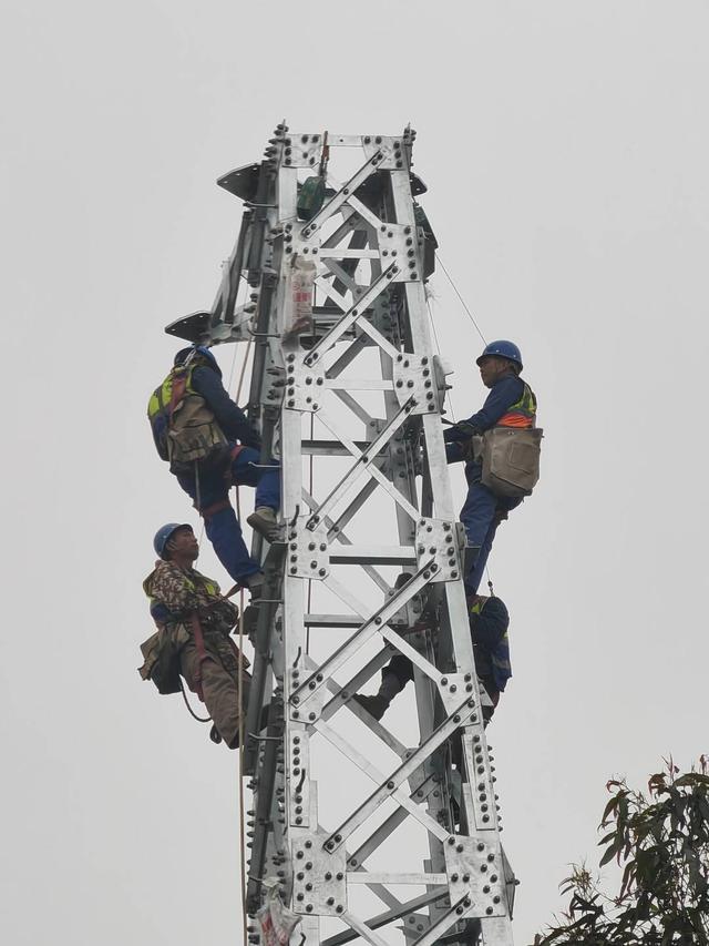 35千伏寿保变电站出接线转接工程组立铁塔作业。受访者 供图