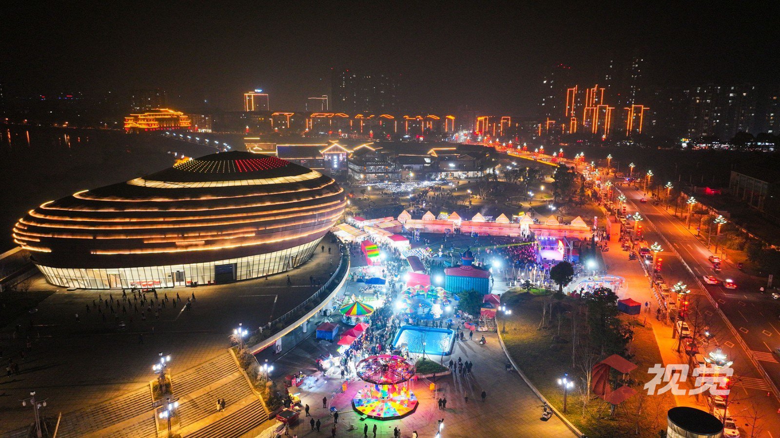 乐山沙湾区沫若戏剧文创园,集市热闹非凡.李亚林 摄