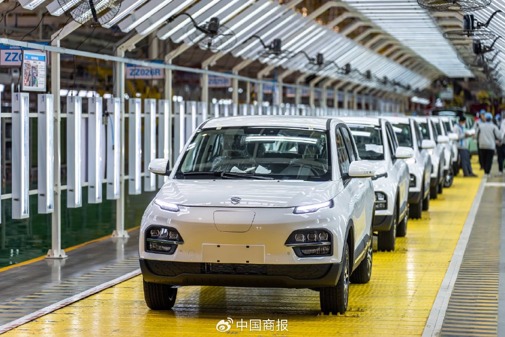 技术工人在山西省运城市大运新能源汽车总装车间精准作业.