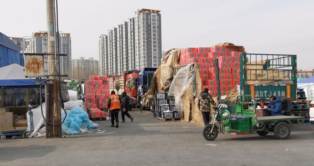 新发地市场蔬菜交易区,商户在搬卸货物. 新京报记者 刘欢 摄