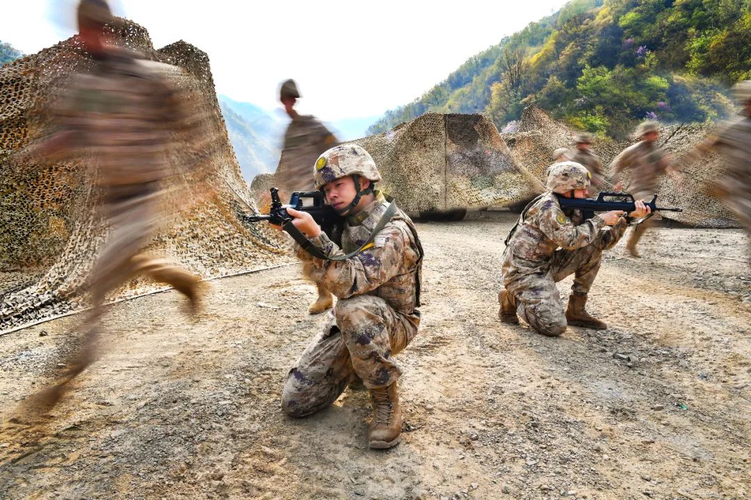 火箭军某旅保障分队开展应急训练,保持战备状态.陈玉杰 &nbsp;摄