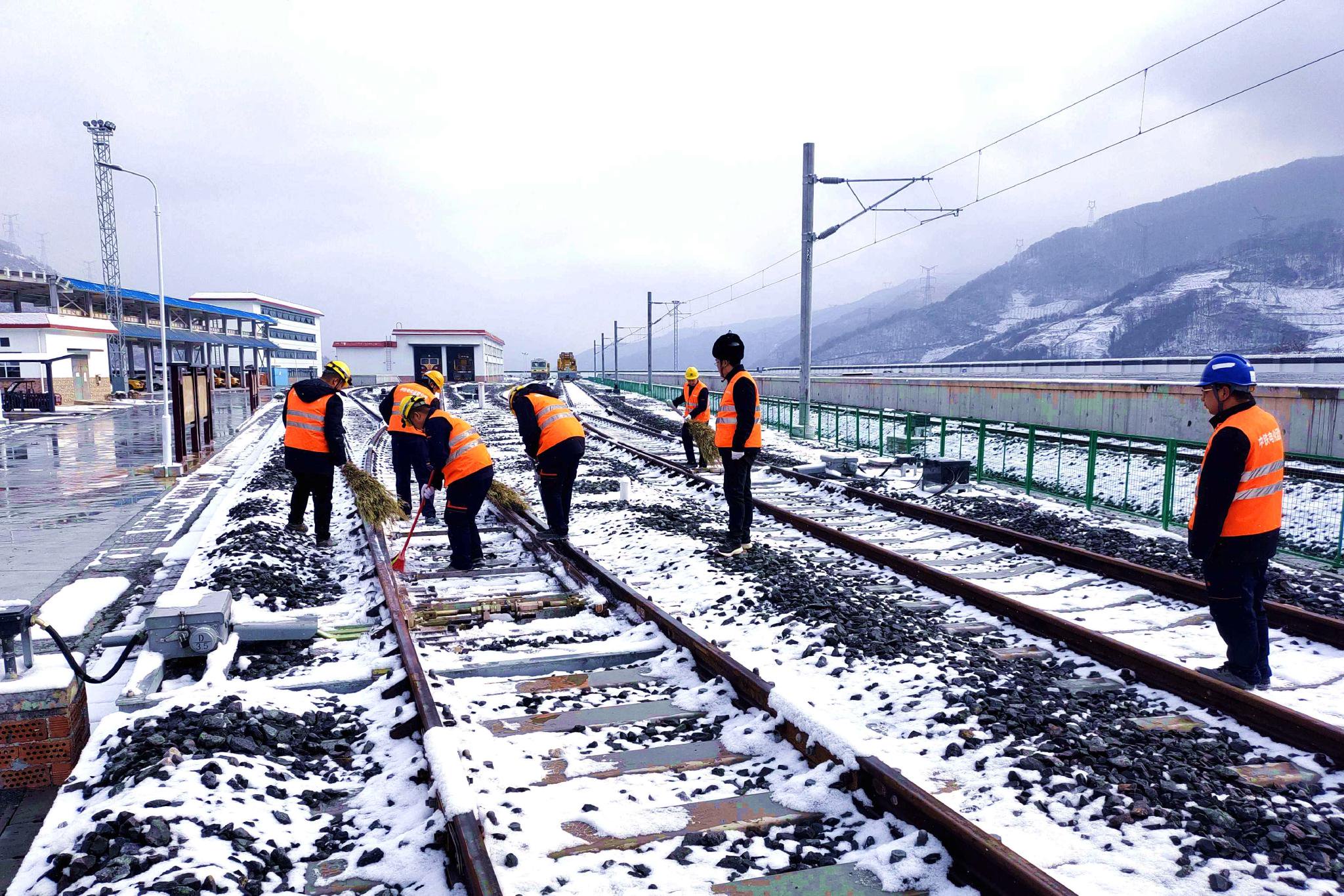 中铁电气化局运管公司成都维管段员工道岔除雪