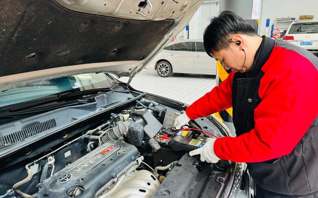 汽修专业人员在为客户车辆检测电瓶启动电压是否正常。北京公交集团北巴传媒公司供图