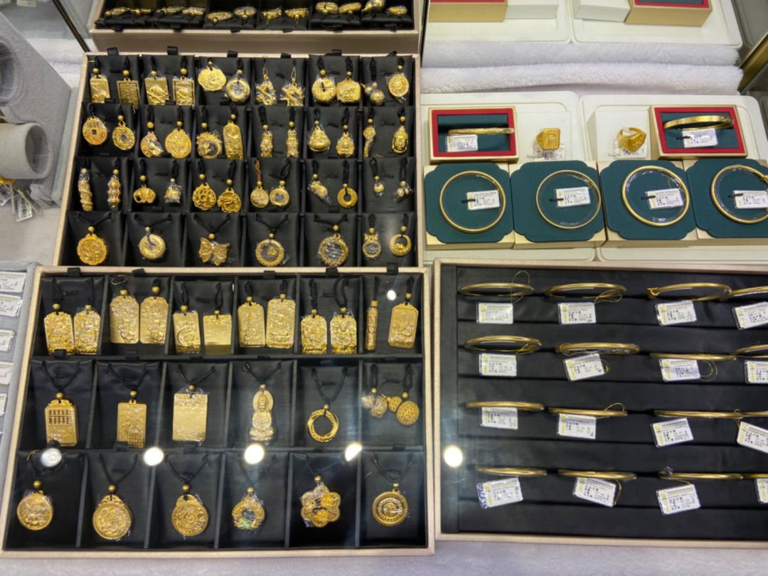 北京某金店黄金首饰&nbsp;本报记者刘伟杰 摄