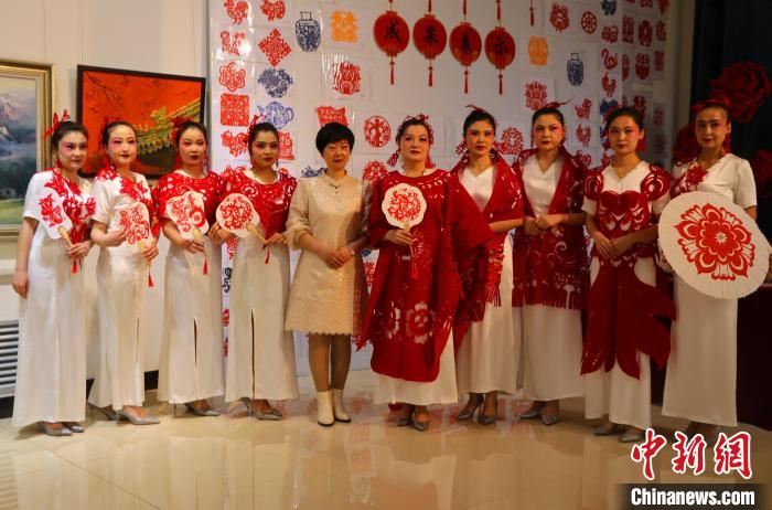 （新春走基层）把剪纸穿身上 这场国风走秀在新疆展非遗魅力