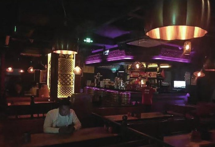 一家"小酒馆"准备好了酒和骰子,准备迎接客人. 记者 沈汝发 摄