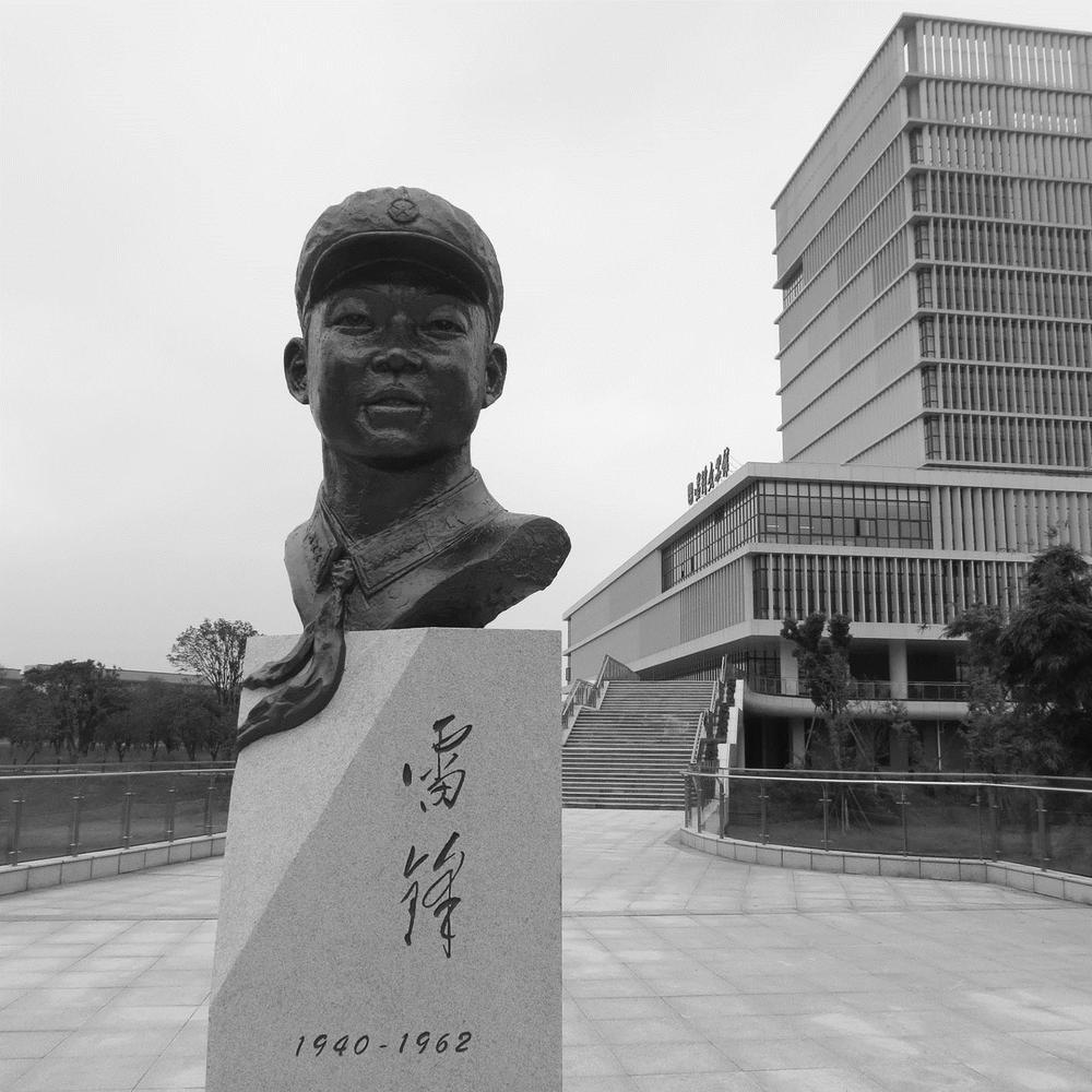 雷锋文史馆外的雷锋塑像. 余玮 摄