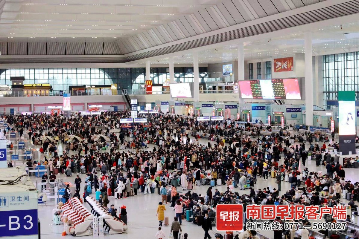 2月7日,热闹非凡的南宁东站候车室.于莉 摄