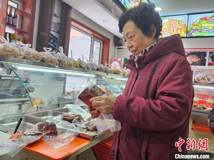 （新春走基层）呼和浩特：藏在为老服务餐厅里的团圆味道