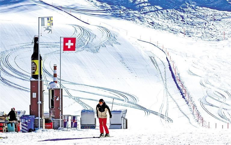 1月16日,一名滑雪爱好者在瑞士达沃斯小镇滑雪. 新华社记者 孟鼎博摄