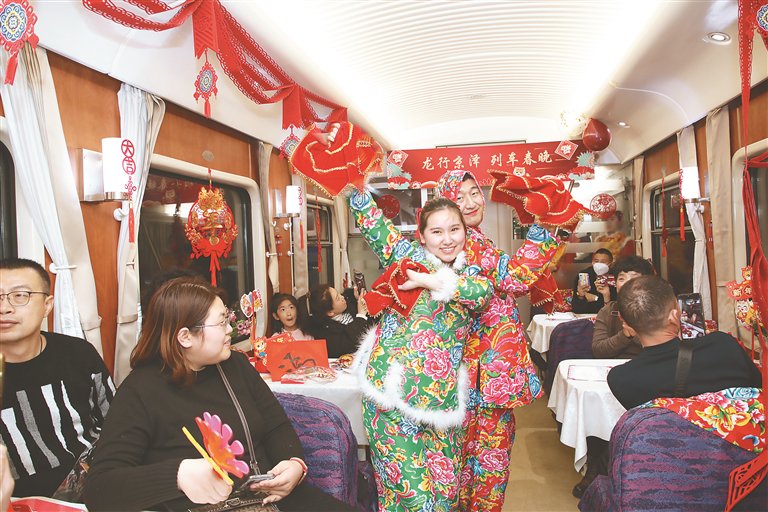 "2月7日,腊月二十八,齐齐哈尔开往北京的z18次列车上年味浓郁,9号餐车
