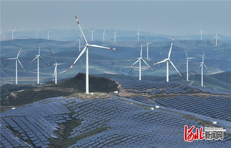 1月10日拍摄的位于承德县三沟镇的100兆瓦山地光伏发电项目.