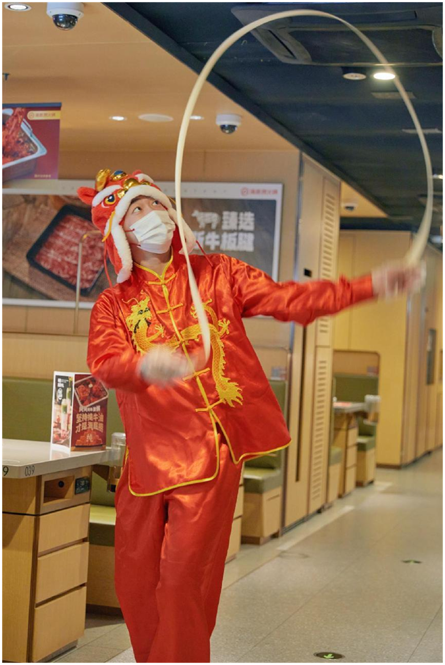 海底捞工作人员正在拉面 受访者供图