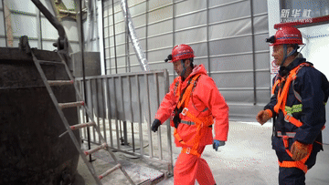 新春走基层｜全国最大单体地下铁矿春节大赶工 记者百米井下探访