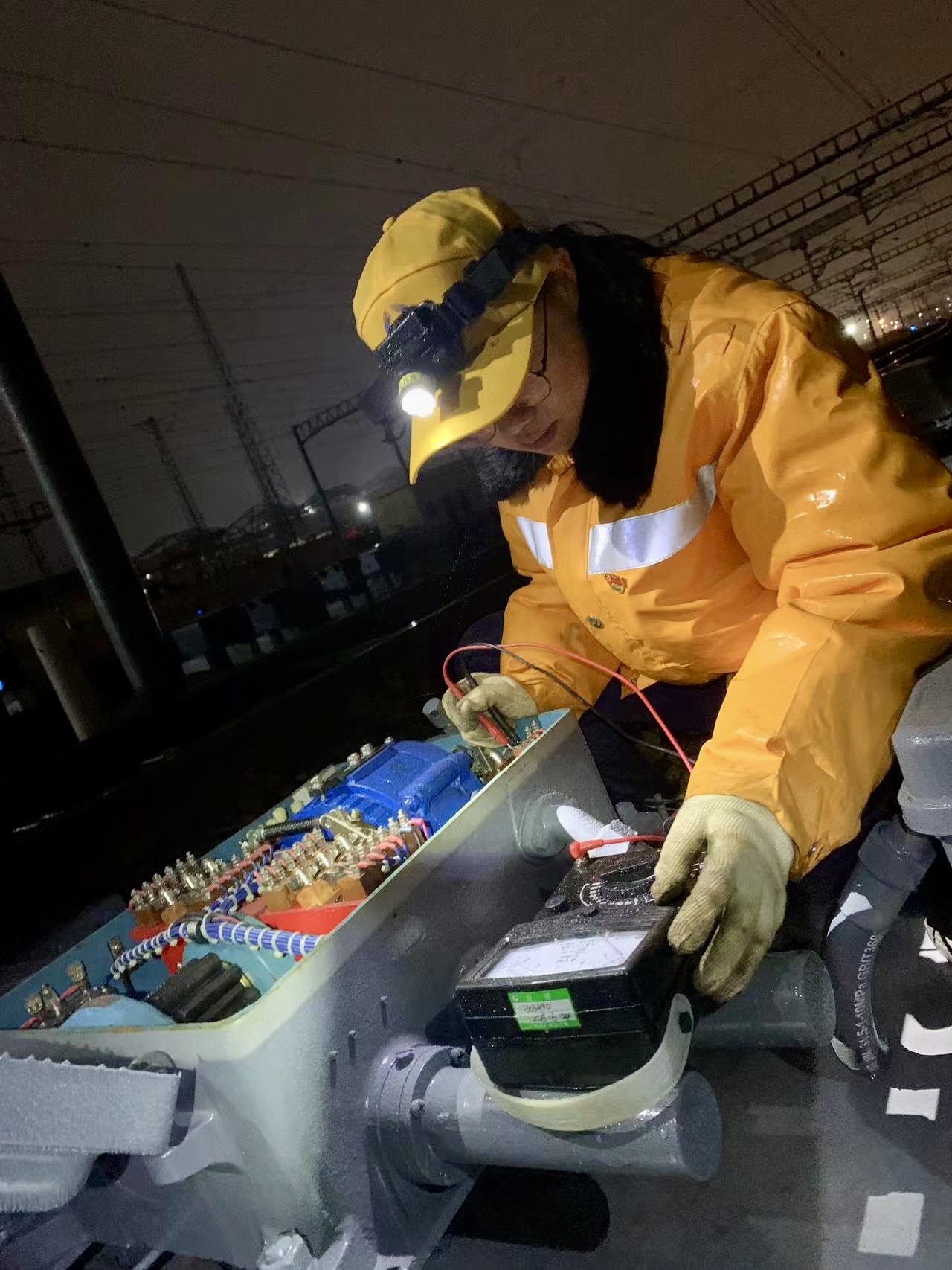 铁路信号工便开始一天中最忙碌的维修作业,赵鑫鑫就是其中一员