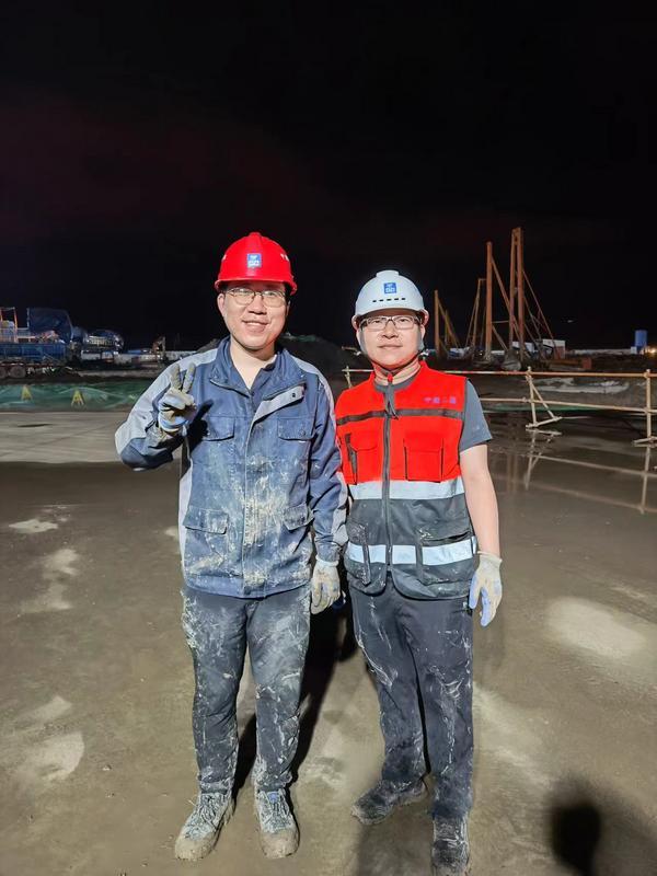 陈静涛(右)和同事在建筑工地的合影.受访者供图
